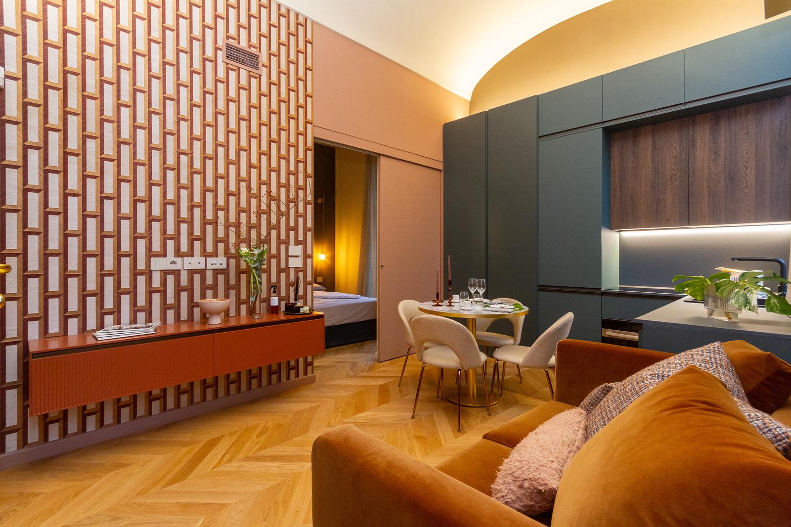 Open space moderno con toni terracotta