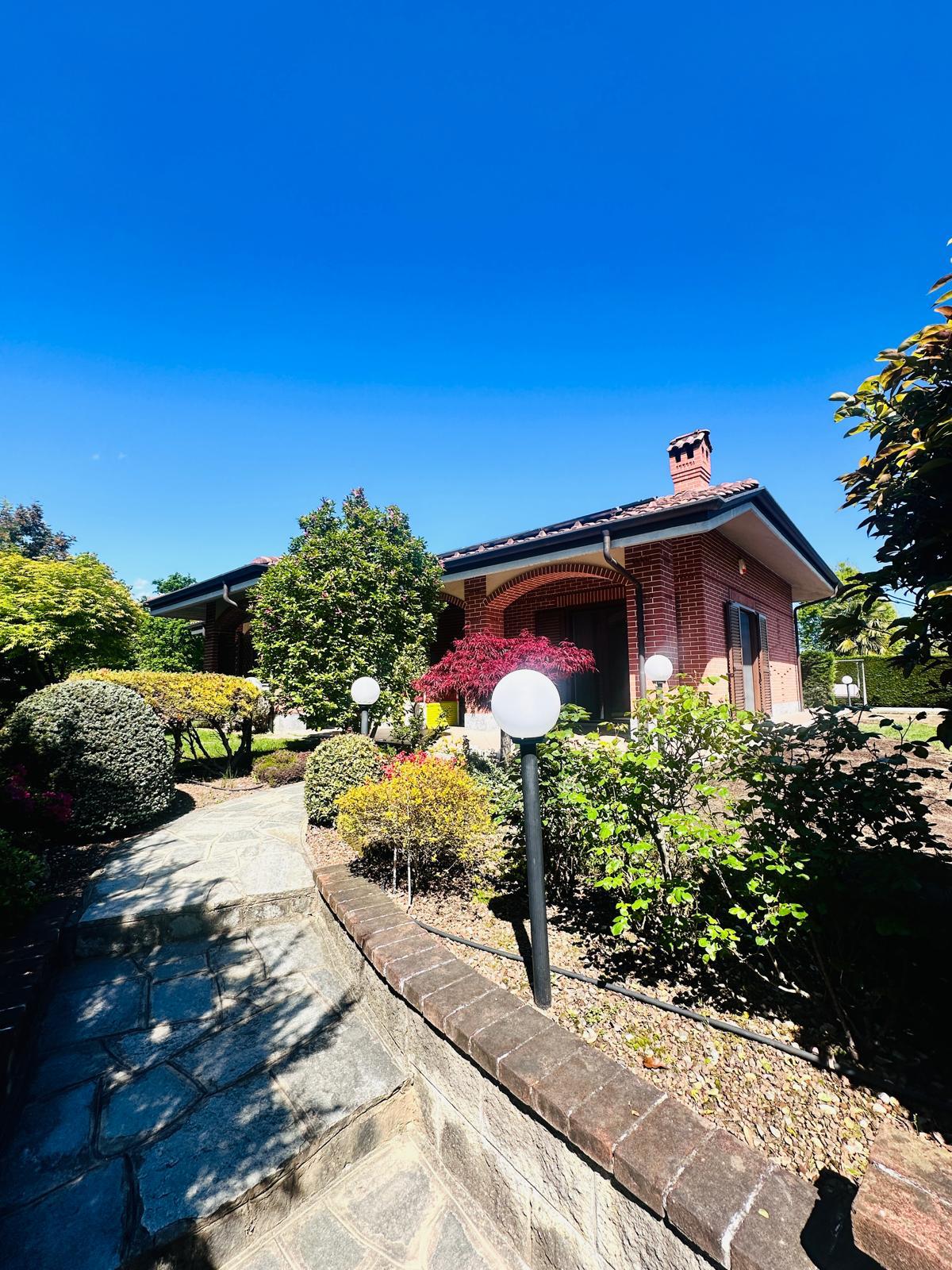 Villa in mattoni immersa nel giardino