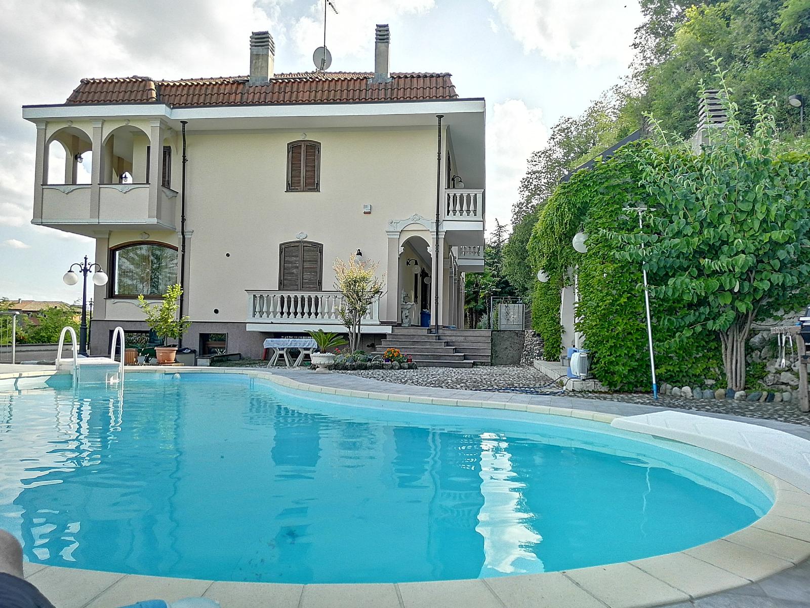Villa con piscina e riflesso della facciata
