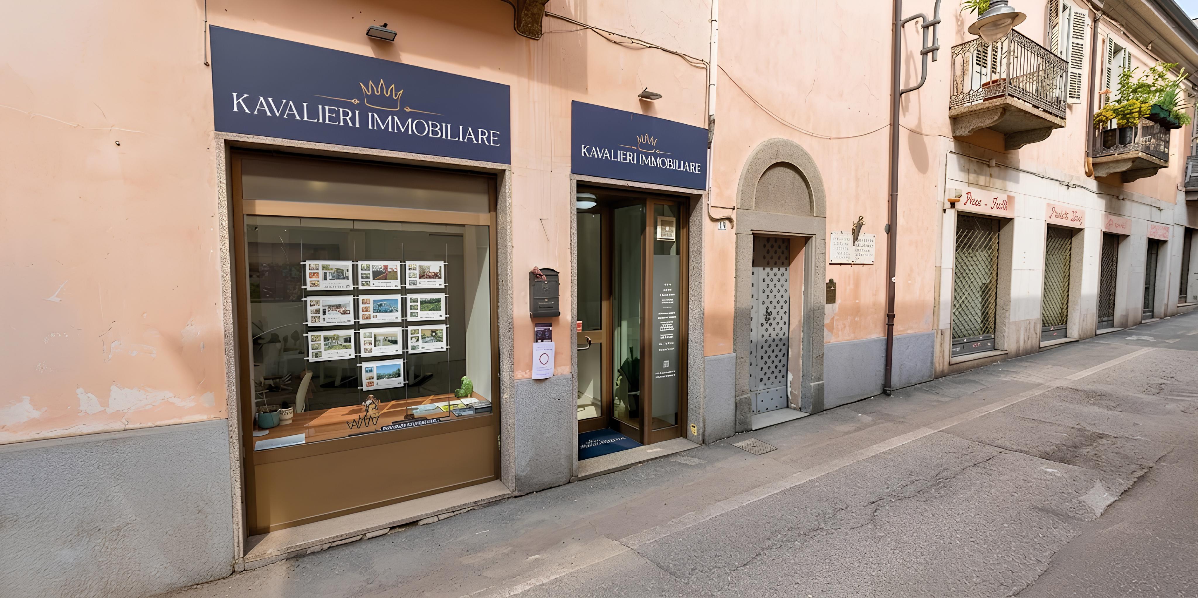 Vetrina esterna Kavalieri Immobiliare a Pianezza